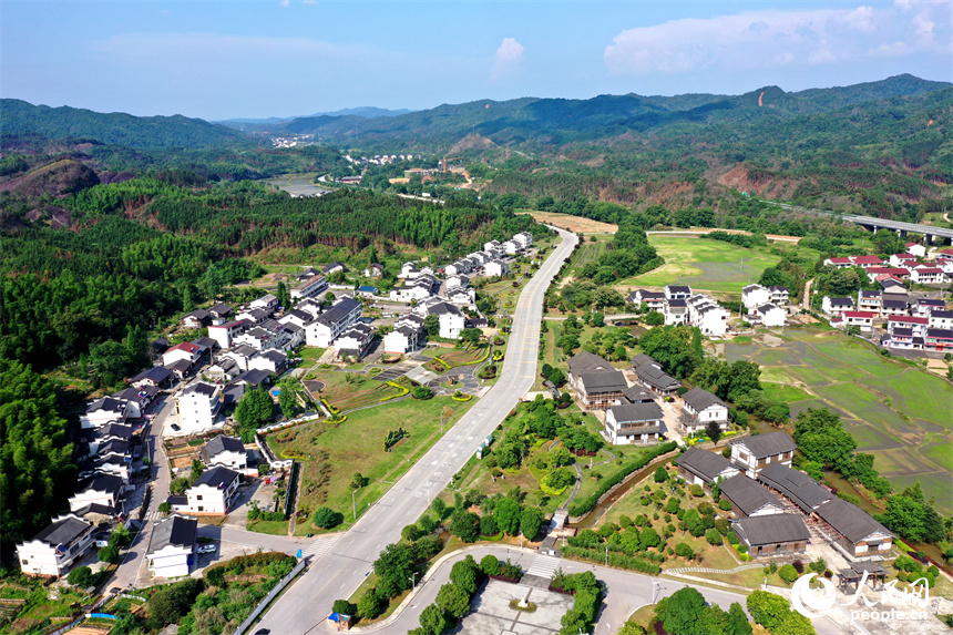 山區“沉睡”的老房子被喚醒，成為高端民宿。 人民網記者 時雨攝