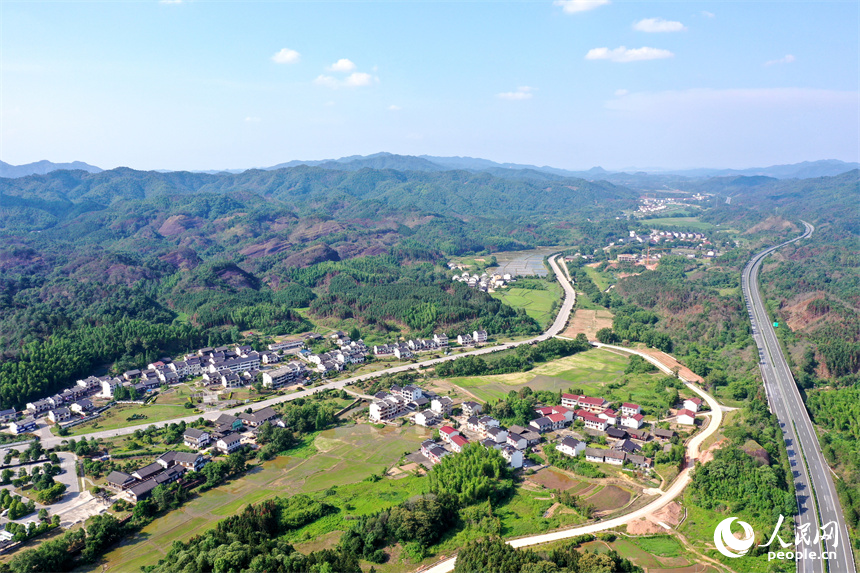翻新后的民居點綴于青山間，撫吉高速公路蜿蜒而過。 人民網記者 時雨攝