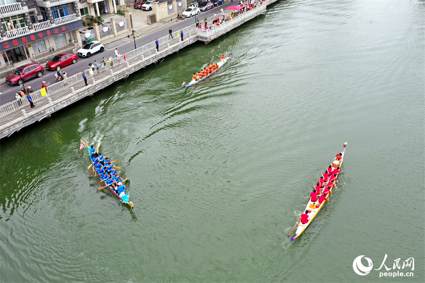 南昌市東湖區百花洲東湖，龍舟在湖面劈波斬浪。 人民網記者 時雨攝
