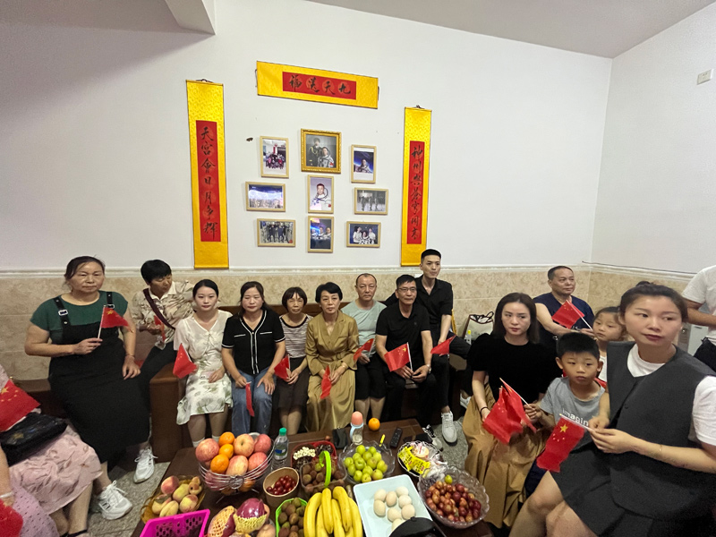 在江西省撫州市宜黃縣東陂鎮航天員鄧清明家鄉，親朋好友守在電視機前觀看神舟十五號載人飛船返回艙現場直播。尹文兵攝