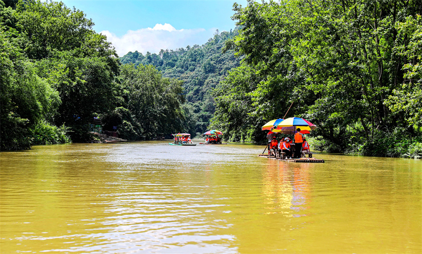 游客在山水間戲水消暑。曾恒貴攝