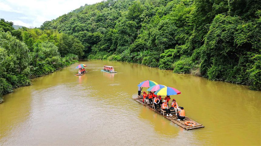 游客在山水間戲水消暑。曾恒貴攝