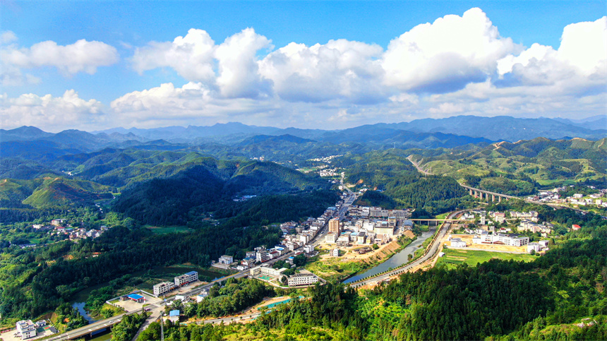 航拍鏡頭下的江西省贛州市定南縣老城鎮黃砂口村。詹繼成攝