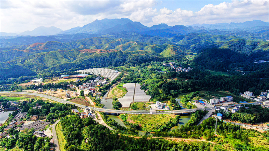 航拍鏡頭下的江西省贛州市定南縣老城鎮黃砂口村。詹繼成攝