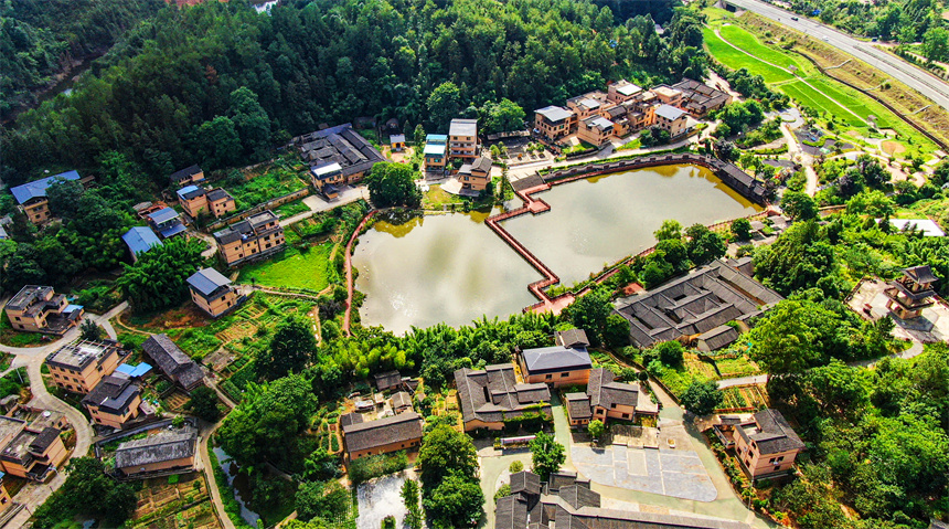 航拍鏡頭下的江西省贛州市定南縣老城鎮黃砂口村。詹繼成攝