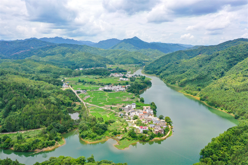 江西省贛州市全南縣金龍鎮崗背村美如畫卷。李凡欽攝