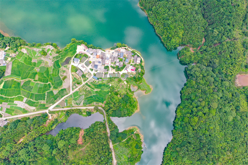 江西省贛州市全南縣金龍鎮崗背村美如畫卷。李凡欽攝