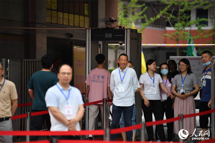 圖為考生通過智能安檢通道后進入考場。 人民網記者 時雨攝