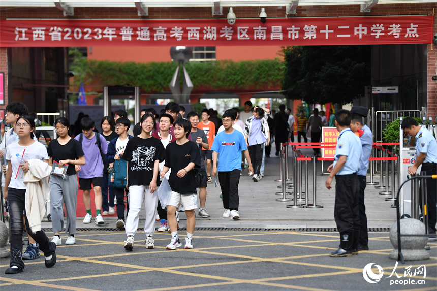 2023年江西高考主要科目的考試全部結束。圖為學生走出考點。 人民網記者 時雨攝