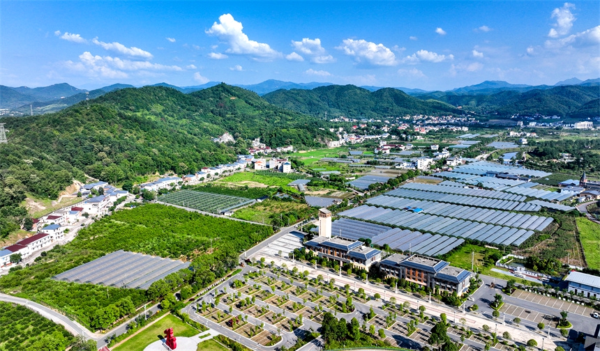 航拍鏡頭下的江西省萍鄉市湘東區麻山鎮麻山村美景如畫。李桂東攝