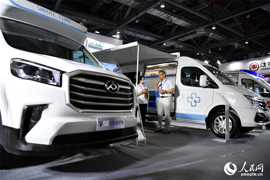 展會現場展出的各類智慧醫療特種車輛。 人民網記者 時雨攝