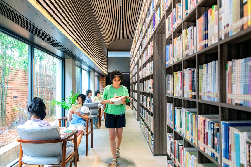 在江西省吉安市永新縣臺嶺鄉開云書房，小朋友在閱讀圖書。周亞茂攝