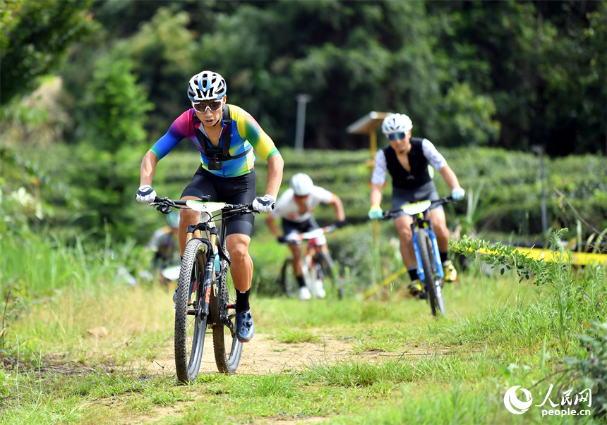 2023年6月18日，江西省宜春市，山地自行車選手在靖安縣仁首鎮 “茶立方”生態茶園里騎行。 人民網記者 時雨攝