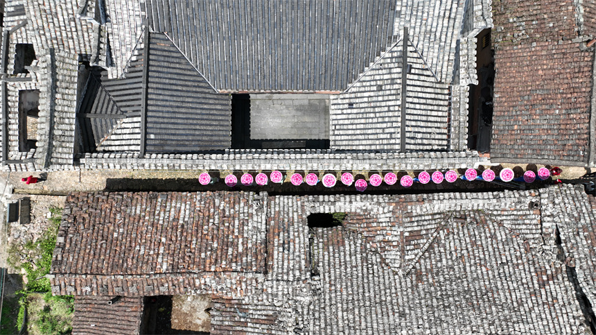 旗袍愛好者正在驛前古鎮進行旗袍走秀表演。 程孟玲攝