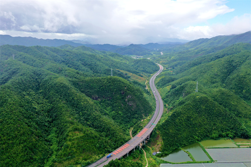 高速沿線美如畫。尹其奇攝