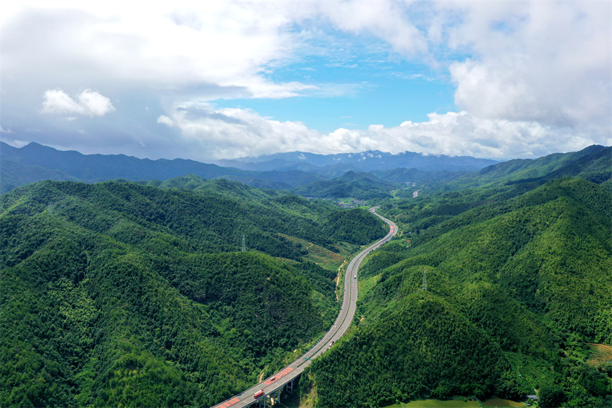 高速沿線美如畫。尹其奇攝