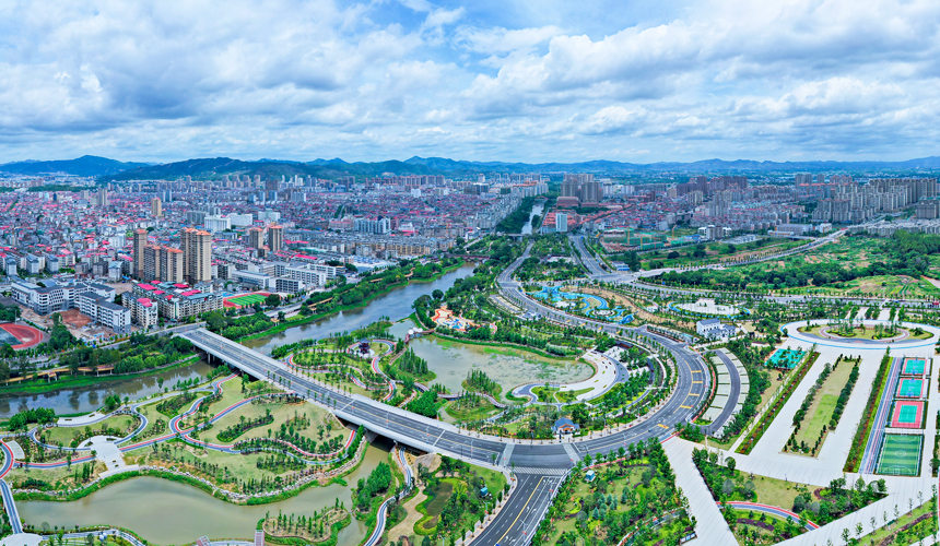 航拍江西省瑞金市金瑞灣濕地公園，草木蔥蘢，景色優美。楊鑫攝