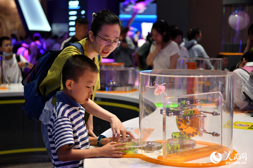 孩子們在玩耍中感受科技魅力，放飛科技夢想，豐富假期生活。 人民網記者 時雨攝