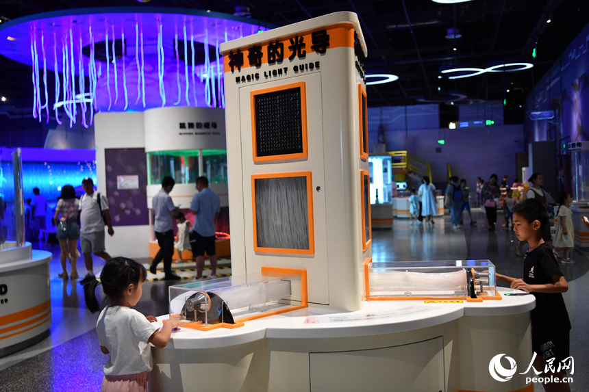 孩子們在玩耍中感受科技魅力，放飛科技夢想，豐富假期生活。 人民網記者 時雨攝