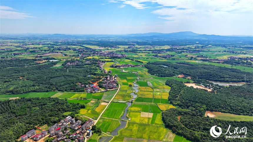航拍豐城市石灘鎮裴家村，風景秀美如畫。人民網 朱海鵬攝