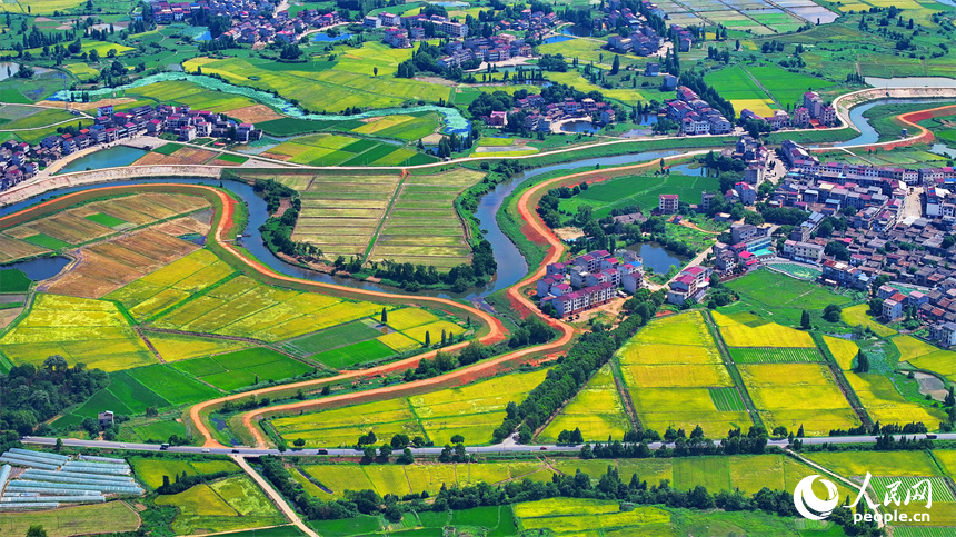 航拍豐城市石灘鎮裴家村，風景秀美如畫。人民網 朱海鵬攝