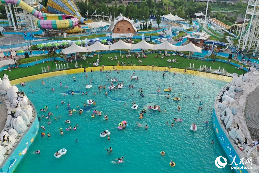 入伏首日，民眾在水上樂園納涼。 人民網記者 時雨攝