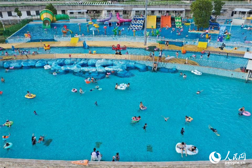入伏首日，民眾在水上樂園納涼。 人民網記者 時雨攝