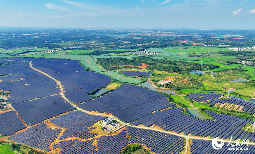 崇仁縣農光互補發電站，連片的太陽能發電板如同藍色海洋，熠熠生輝。人民網 朱海鵬攝