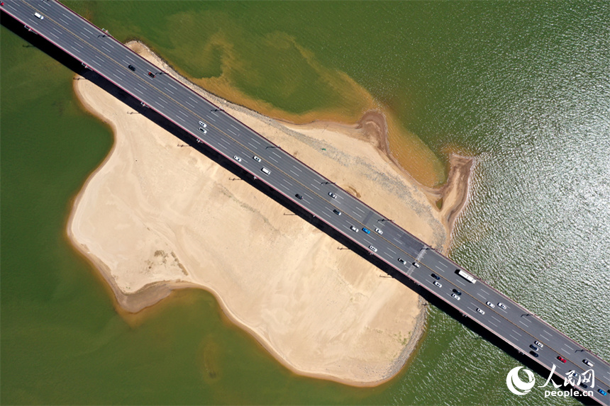 贛江南昌段水位持續走低，受此影響，下游的鄱陽湖水位逼近枯水位。 人民網記者 時雨攝