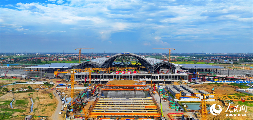 南昌東站站房工程建設現場。人民網 朱海鵬攝