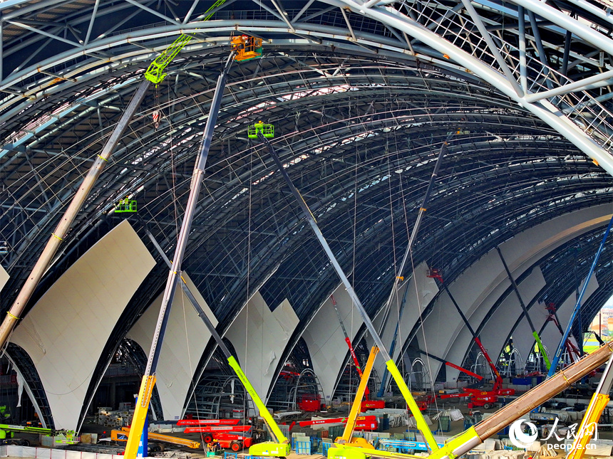 南昌東站站房工程建設現場。人民網 朱海鵬攝