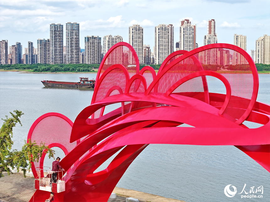 油漆工人冒著高溫搶時間趕進度。人民網 朱海鵬攝