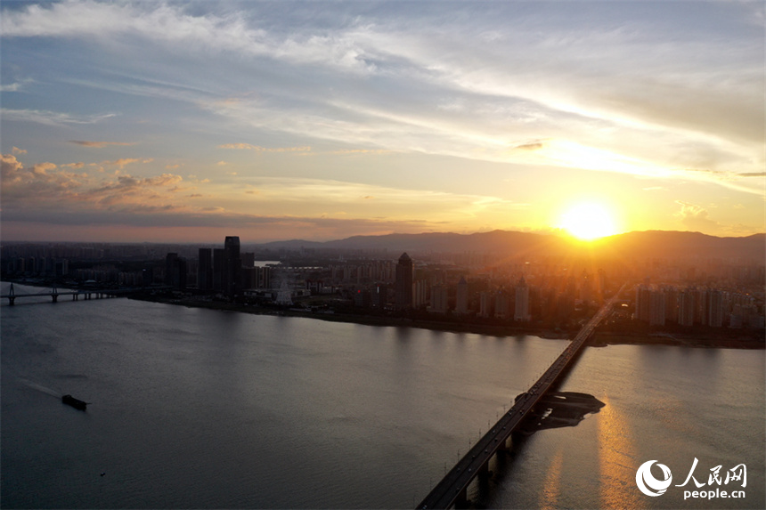 傍晚時分南昌上空晚霞絢麗。 人民網記者 時雨攝