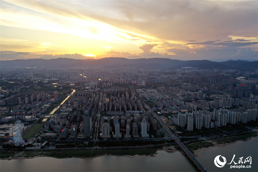 傍晚時分南昌上空晚霞絢麗。 人民網記者 時雨攝