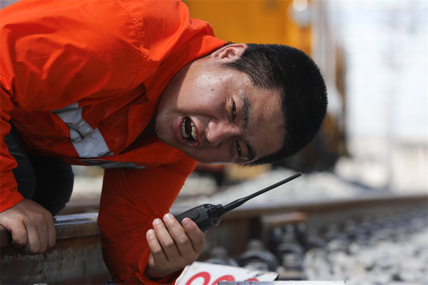 工人正頂著烈日查勘線路確保作業質量。汪翰攝