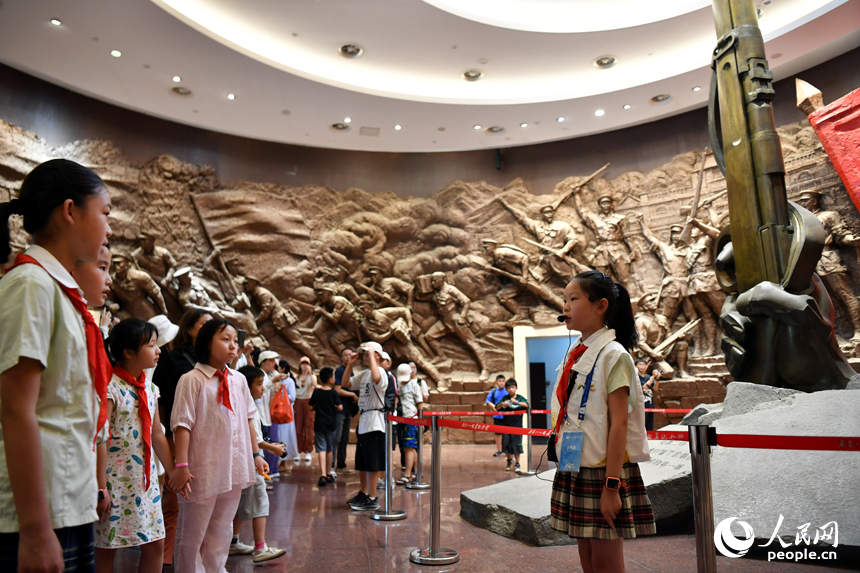 小講解員正在為游客們講解八一起義的革命故事。 人民網記者 時雨攝