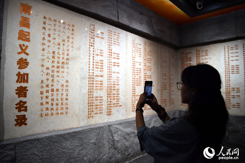 建軍節臨近，全國各地的游客來到八一起義紀念館參觀。 人民網記者 時雨攝