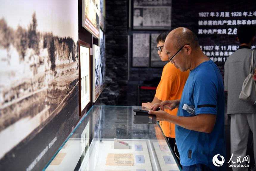 建軍節臨近，全國各地的游客來到八一起義紀念館參觀。 人民網記者 時雨攝