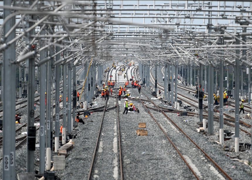 技術人員與施工人員正在對昌景黃高鐵接觸網供電線路進行靜態驗收。 胡國林攝