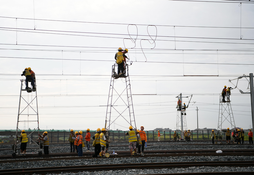 技術人員與施工人員正在對昌景黃高鐵接觸網供電線路進行靜態驗收。 胡國林攝