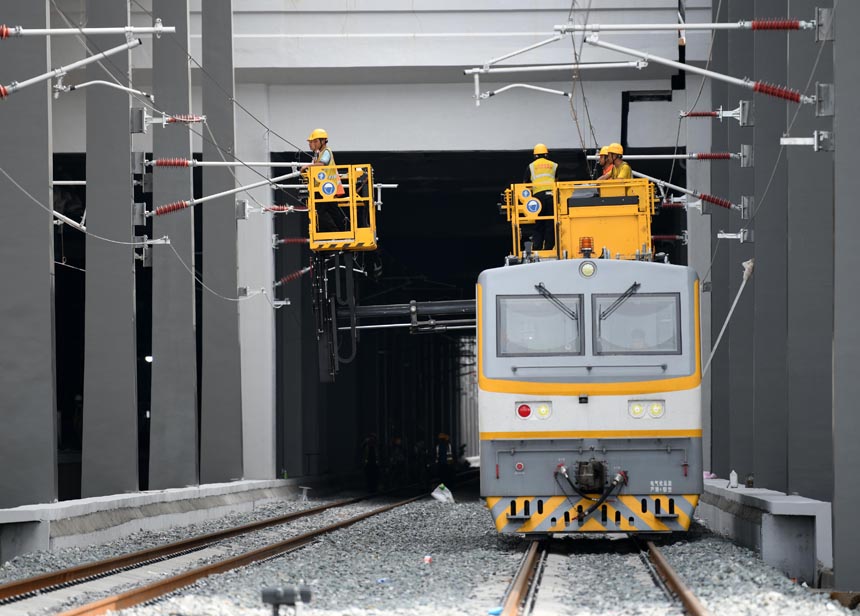 技術人員與施工人員正在對昌景黃高鐵接觸網供電線路進行靜態驗收。 胡國林攝