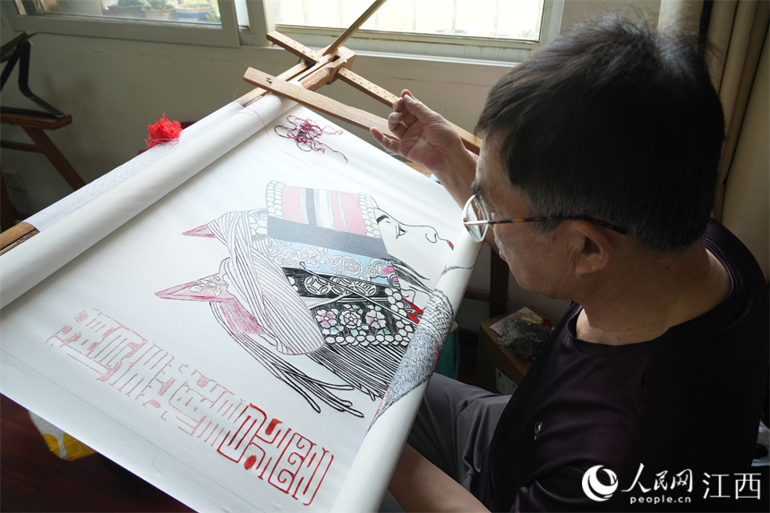 南昌市中華宣紙刺繡研究所內，顧玉純正在進行宣紙刺繡創作。 人民網 孔文進攝