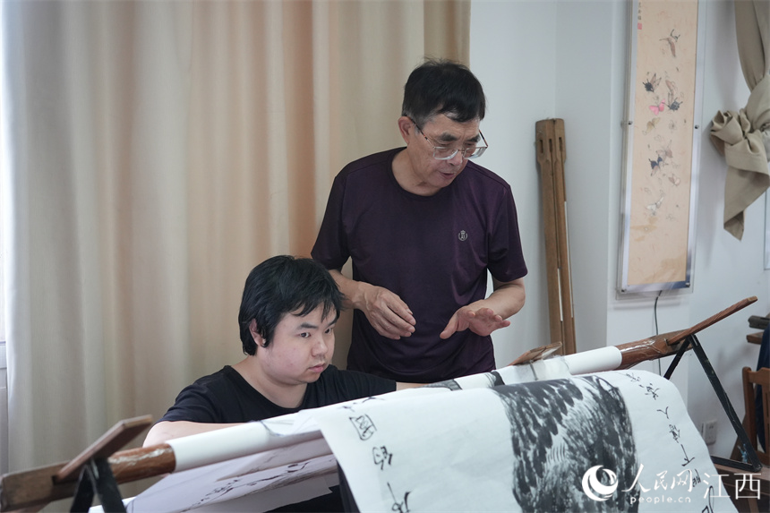 顧玉純在指導徒弟創作。人民網 孔文進攝