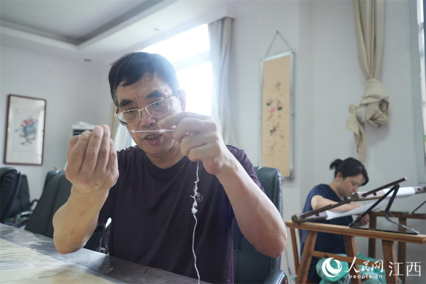 顧玉純展示用于宣紙刺繡的亞光繡線。人民網 孔文進攝