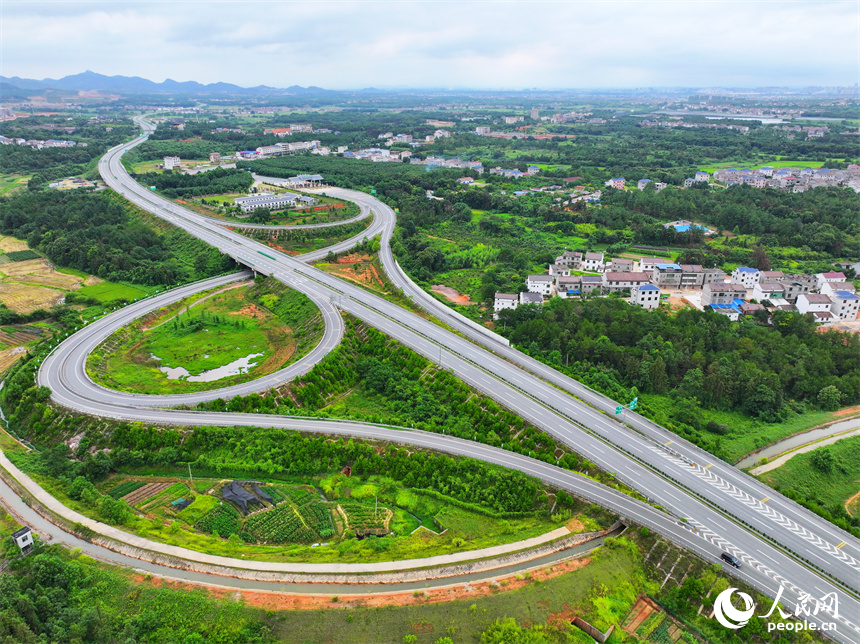 航拍撫州市東臨新區東昌高速公路。朱海鵬攝