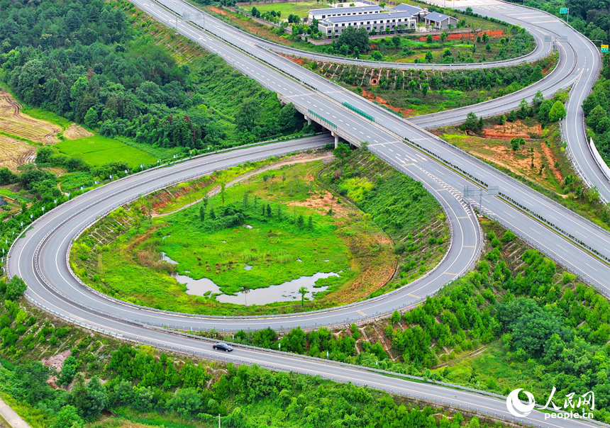 航拍撫州市東臨新區東昌高速公路。朱海鵬攝