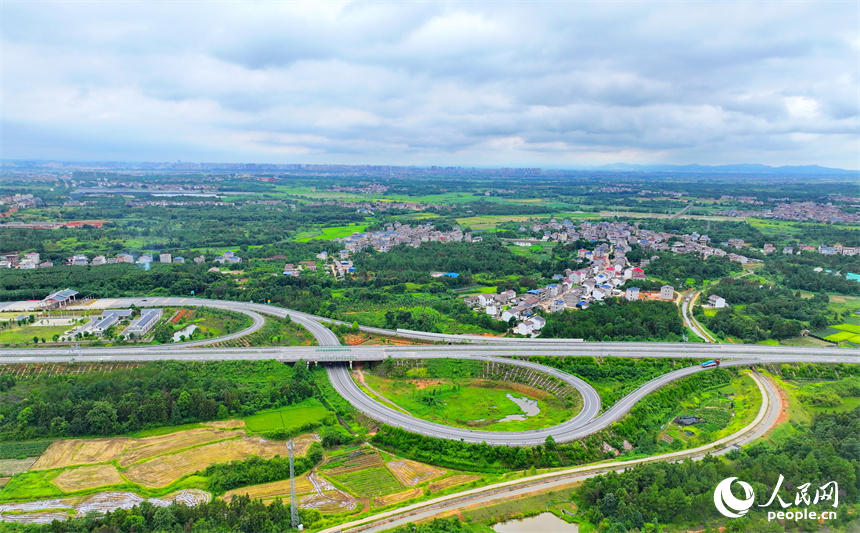 航拍撫州市東臨新區東昌高速公路。朱海鵬攝