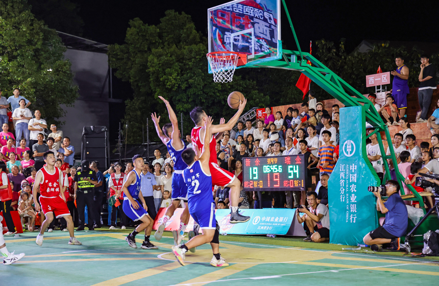 開幕式上，瑞金市象湖鎮代表隊與新余市九龍山代表隊上演了激情四射的揭幕對決。楊鑫攝