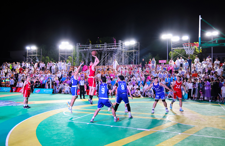 開幕式上，瑞金市象湖鎮代表隊與新余市九龍山代表隊上演了激情四射的揭幕對決。楊鑫攝