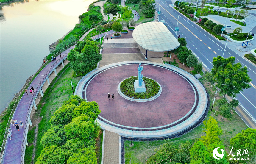 江西省萍鄉市湘東區萍水河畔，市民在公園游步道休閑游玩。人民網 朱海鵬攝